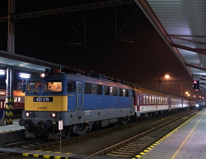Újvároskában a 15-ös Szili a 726-os Zobor gyorsvonattal<br>(fotó: railtrains.sk)