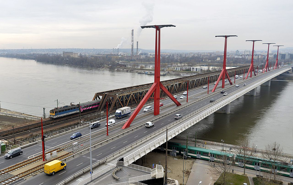 A Rákóczi híd madártávlatból<br>A képre kattintva galéria nyílik<br>(fotók: MTI/Máthé Zoltán)