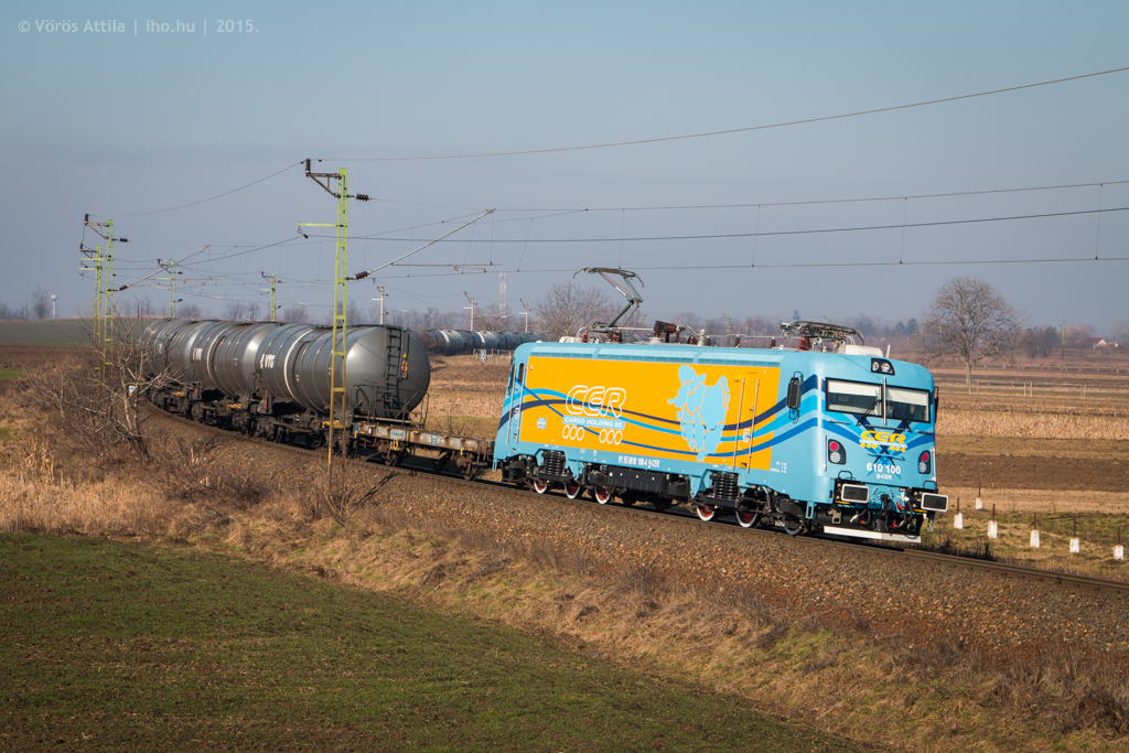 Dunaföldvári tartályvonattal halad a pusztaszabolcsi ívben a CER mozdonya<br>(képek: Vörös Attila)