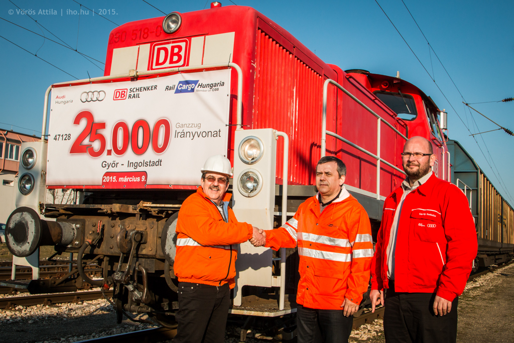 A 25 ezredik vonat átadása (balra Németh Nándor, a DBSRH ügyvezetője, középen Horváth Ottó, az RCH üzemeltetési igazgatója, jobbra Gácsig Szabolcs, az Audi vasútüzemi vezetője)<br>A képre kattintva galéria nyílik<br>(fotók: Vörös Attila)