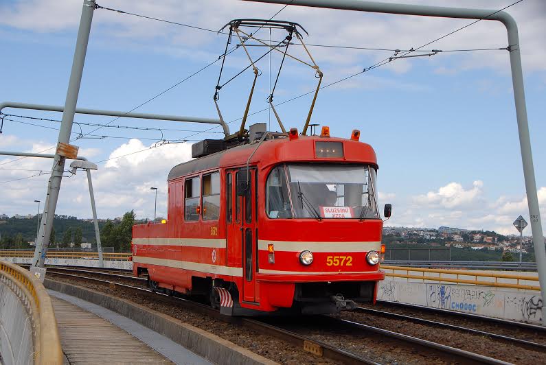 Munkában az 5572-es villamos a vasúton átívelő villamoshídon a Krejcárek megálló közelében<br>(fotók: Prágai Közlekedési Vállalat – DPP)