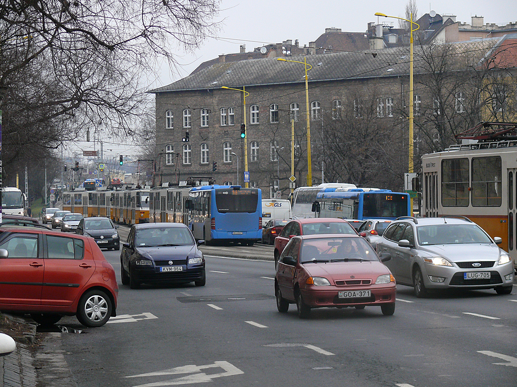 Kisebbfajta tumultus a Krisztina körúton, összetorlódott villamosokkal, buszokkal<br>(a szerző felvételei)