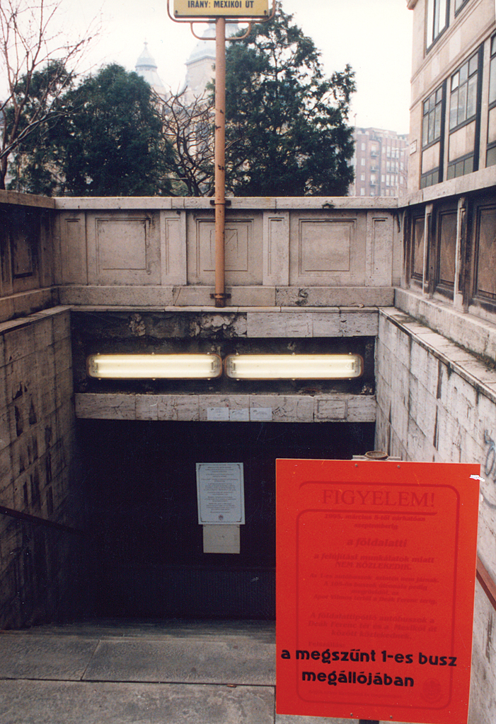 Információs tábla a Deák téri lejáratnál<br>A képre kattintva galéria nyílik<br>(forrás: VEKE-archívum)