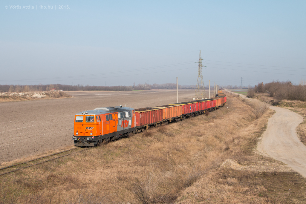 Reggel a Train Hungary vonatával kezdett a gép, a képen az üres szerelvényt húzza a bányába vezető iparvágányon<br>A képre kattintva galéria nyílik!<br>(fotók: Vörös Attila)