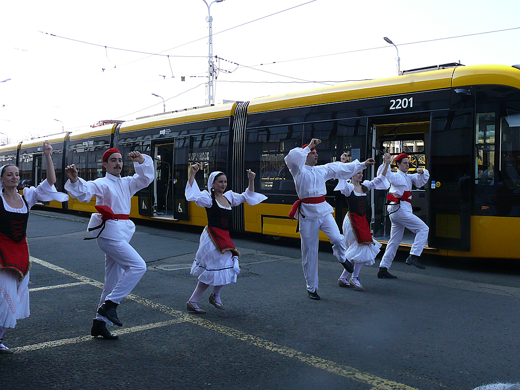 Baszk tánc dukál a baszk villamoshoz<br>A képre kattintva galéria nyílik<br>(a szerző felvételei)