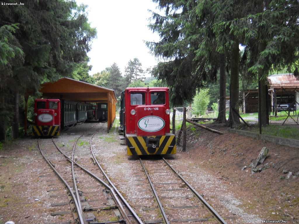 A vonat ismét befut Felsőtárkány belterületére<br>(forrás: kisvasut.hu, a szerző felvétele)