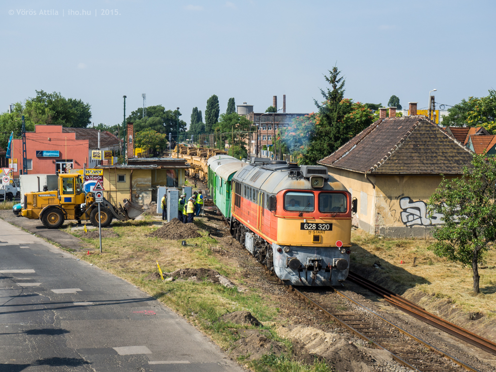 A 320-as Szergej rostaszerelvénnyel indul Kispestről Köki felé. Átépítik az egész állomásközt<br>(fotó: Vörös Attila)
