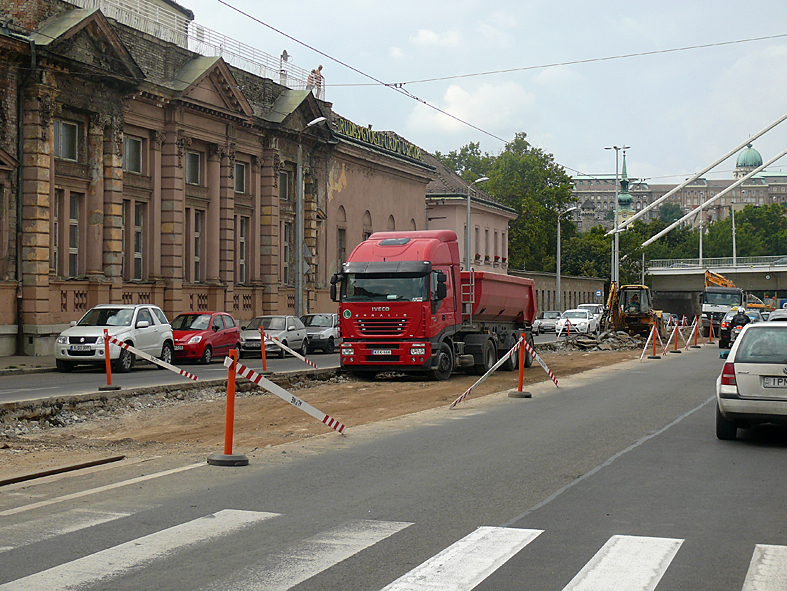 Pályaépítés a Rudas fürdő előtt 2011-ben. Most már megállót is kap<br>(fotó: Kemsei Zoltán)