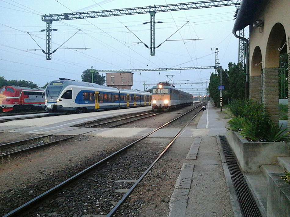 A vágányzár utáni első vonat jár be Lepsény második vágányára, mellette a csatlakozó G43-as kőbánya-kispesti járat. A bal szélen a Kárpát-Nohab várakozik<br>(forrás: IHO)