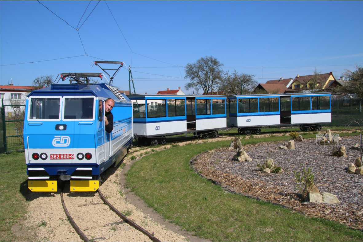A mozdony a 600-as pályaszámot a 600 milliméteres nyomtáv miatt kapta<br>(fotók: Martin Harák, ČD)