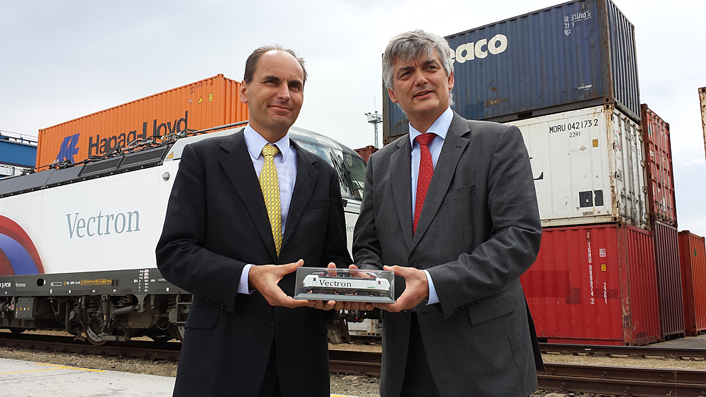 Georg Kasperkovitz, a Rail Cargo Group Igazgatóságának tagja (balra) és Arnulf Wolfram, a Siemens AG Österreich mobilitás vezetője (jobbra)