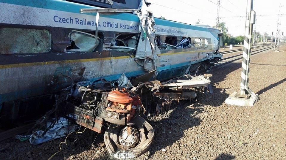 A mozdonyvezető kabinja elég csúnyán összetört...<br>fotó: České dráhy, Facebook