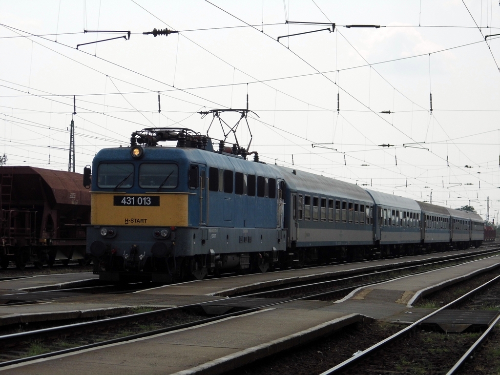 A Mezőzombor–Nyíregyháza szakasz átépítése miatt a személy- és intercity-vonatok egyik végpontja Szerencs lett, de a sátoraljaújhelyi sebesek nagy része is Miskolc helyett Szerencsen gépcserézik, ahogy a július 24-én fél óra késéssel érkező 522-es számú vonat is.<br>A képre kattintva galéria nyílik!<br>(a szerző felvételei)