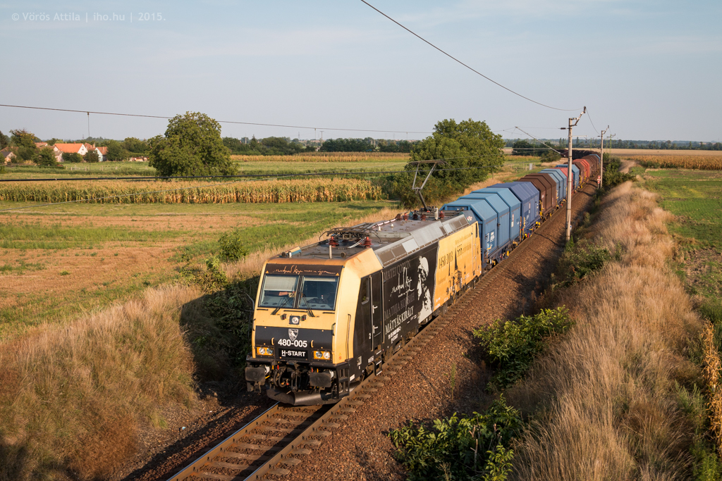 Pusztaszabolcs felé közelít egy Dunaújvárosból indult nehéz tehervonattal a 005-ös Traxx<br>(Vörös Attila felvétele)