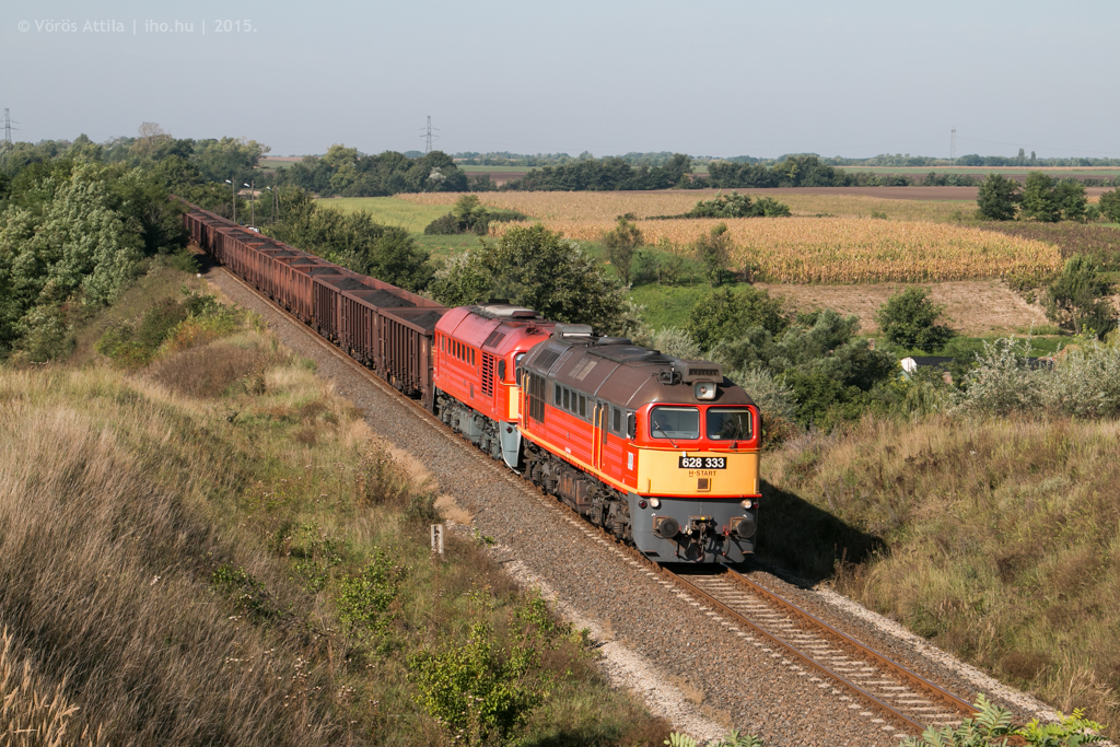 A 333-as és a 271-es Szergej közös erővel továbbít egy rakott vonatot Dunaújvárosba<br>(fotó: Vörös Attila)