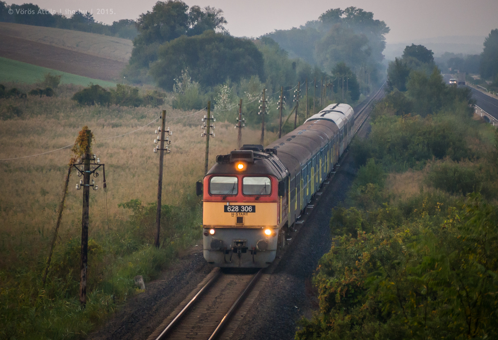 A 306-os Szergej rongyol viszonylag egységes vonatával Újudvarnál Zalaszentiván felé<br>(fotó: Vörös Attila)