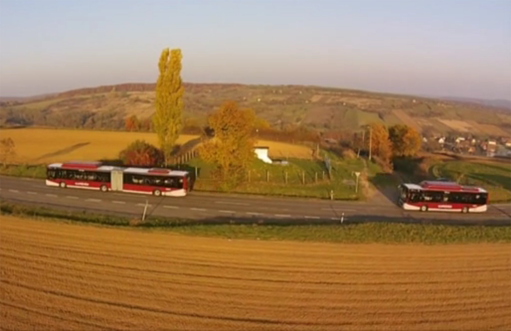 A kaposvarmost.hu videóján az érkező buszok