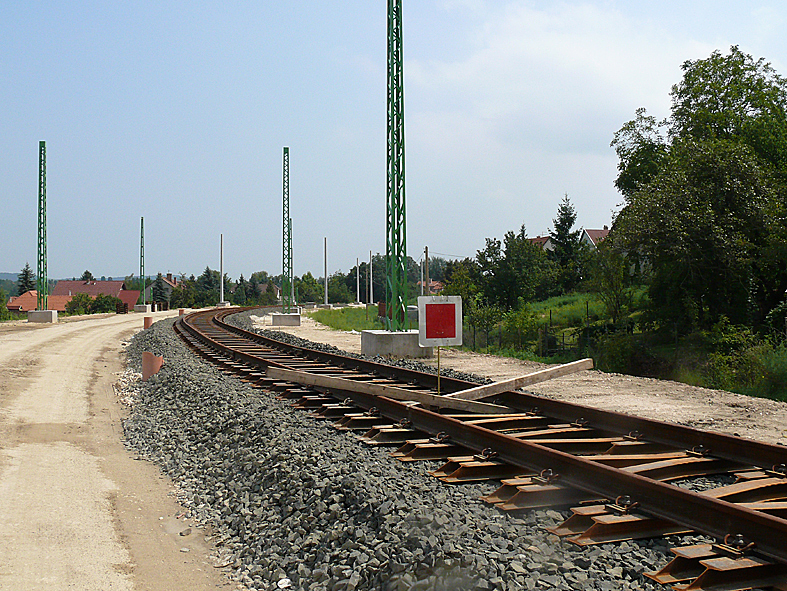 Óbuda és Pilisvörösvár között a felsővezetéktartó oszlopokat már felállították<br>(Kemsei Zoltán felvételei)