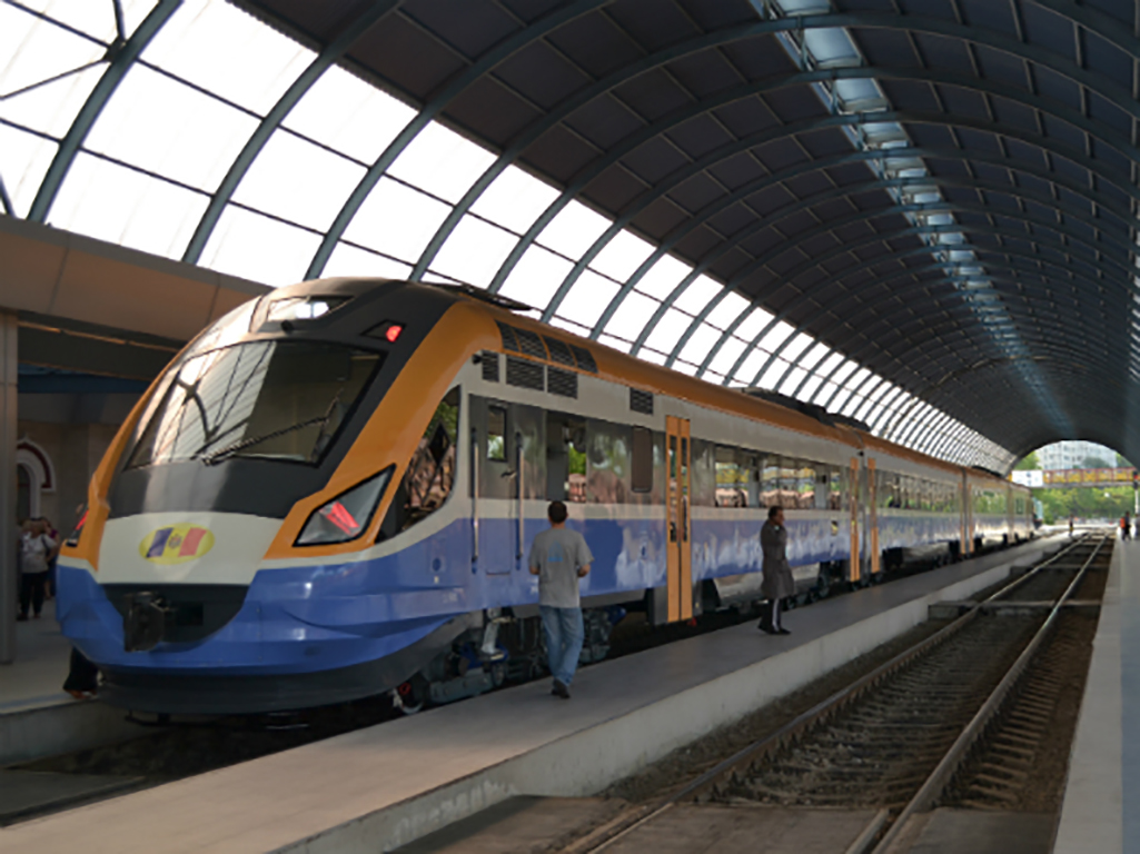 A moldáv nemzeti vasút CFM öt korszerűsített D1M dízel motorvonattal szolgálja ki a Kisinyov-Jászvásár viszonylatot.<br>(fotók: Railway Gazette)