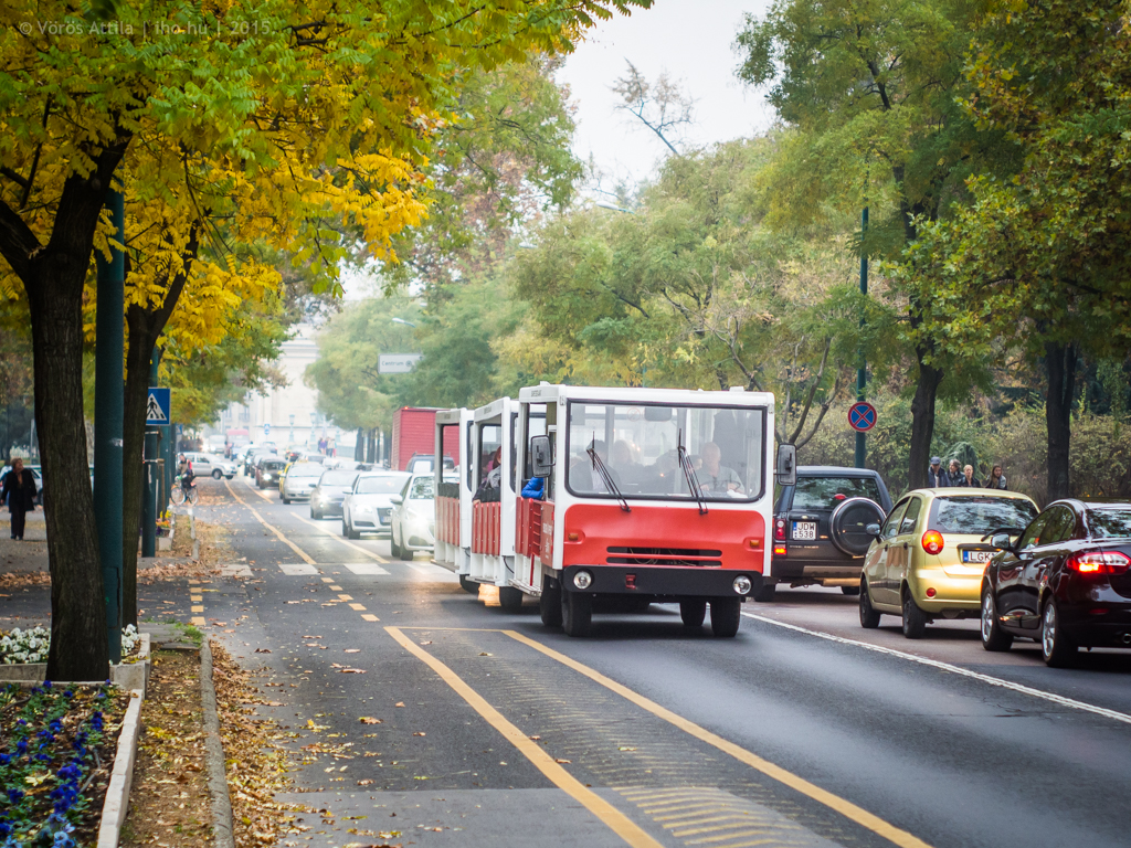 Sétakocsikázók összefüggő sora egy átlag őszi vasárnap a Városligetben
