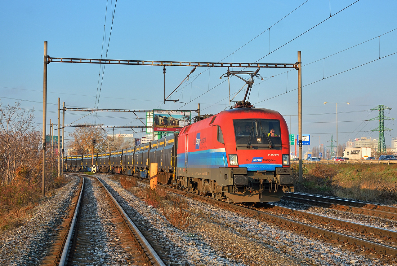 A hazai sínekről ismerős 049-es Taurus Pozsonyban (Bratislava Úns). A képre kattintva galéria nyílik (forrás: railtrans.sk)