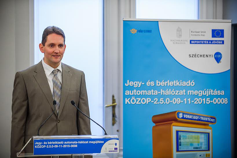 Feldmann Márton, a MÁV-Start értékesítési vezérigazgató-helyettese mutatta be az új automatát... A képre kattintva galéria nyílik (a képek forrása: MÁV Zrt.)