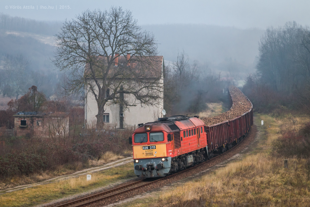 Mórágynál zúz egy rakott vonattal a 215-ös Szergej Dombóvár felé (fotó: Vörös Attila)