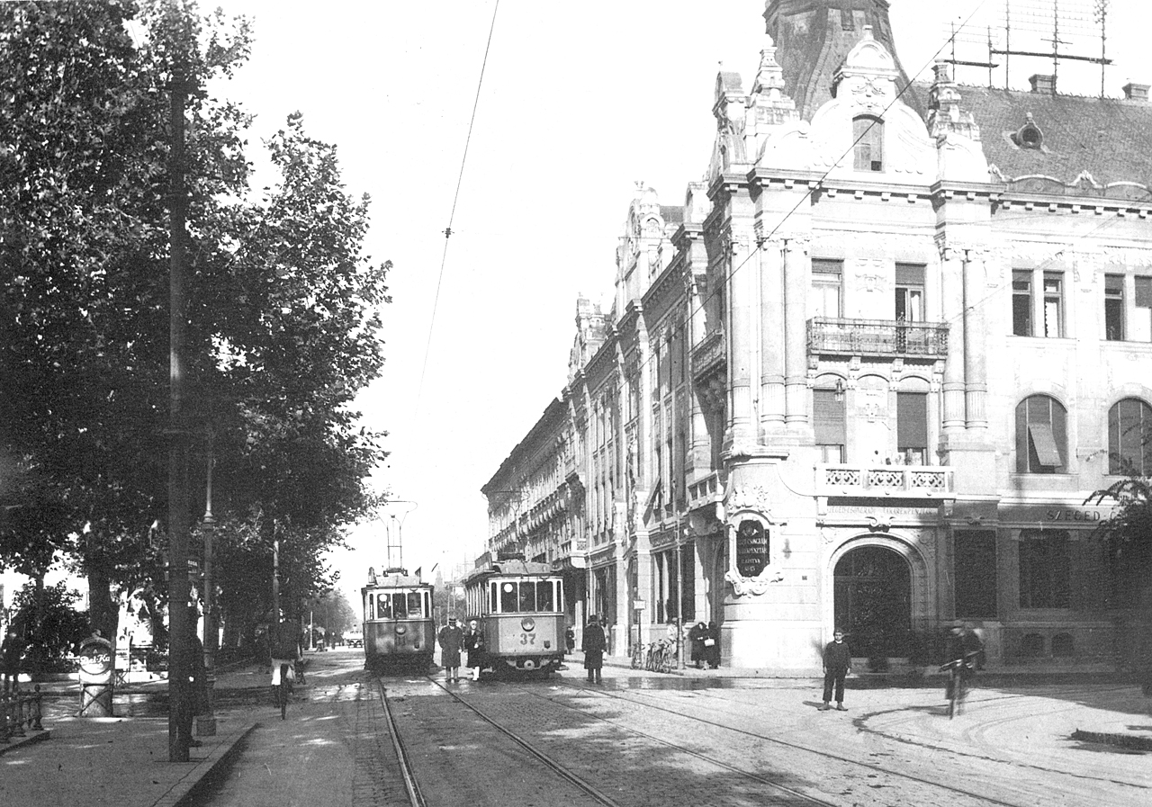 A 33-as és a 37-es, 1913-ban forgalomba állt motorkocsi a Széchenyi tér oldalán. Jobbra a Takaréktár utca, az impozáns épületben ma a Csányi-bank székel (forrás: Kubinszky–Lovász–Villányi: Régi magyar villamosok, Budapest 2000)
