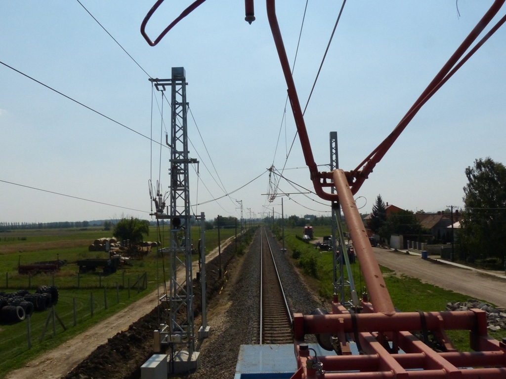 A 16-os vonal 87 kilométerén épült ki felsővezeték az elmúlt egy év folyamán<br>(fotók: GYSEV)