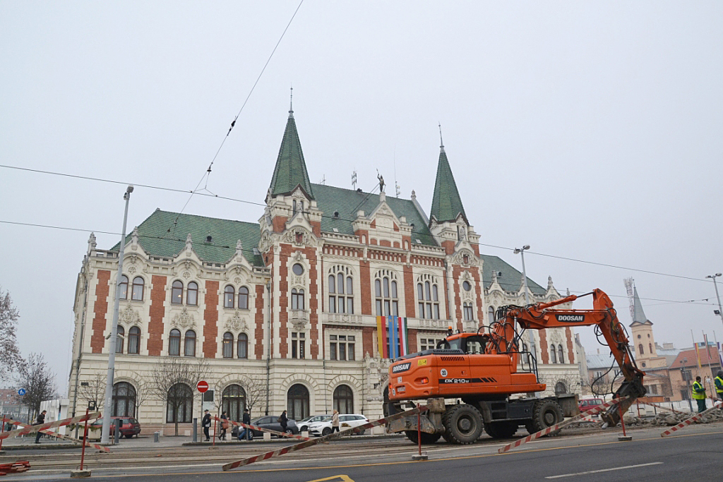 Bontják az ideiglenes visszafogót az újpesti városháza előtt. A képre kattintva galéria nyílik (Kadocsa Gyula felvételei)