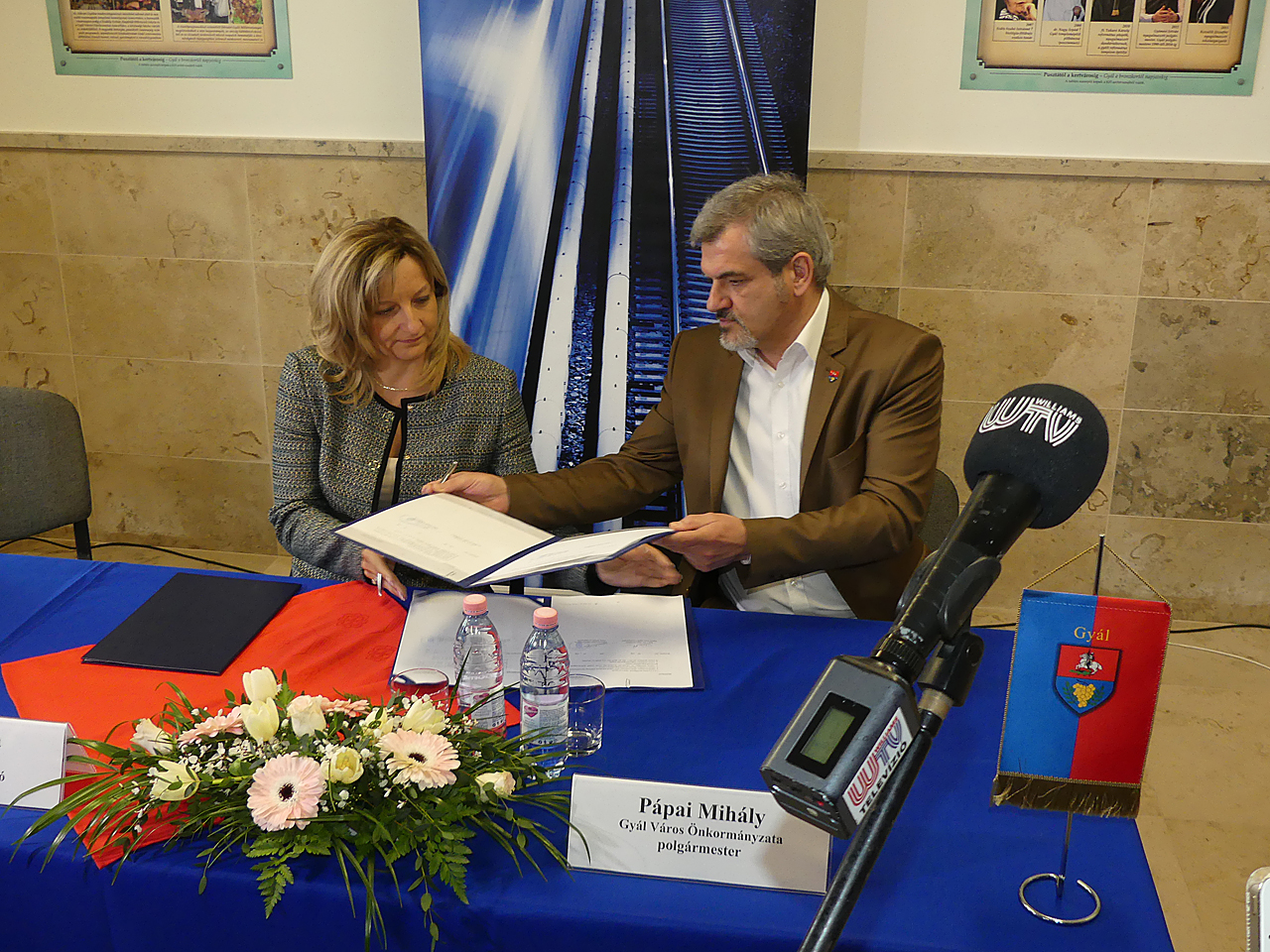 Dávid Ilona, a MÁV Zrt. elnök-vezérigazgatója és Pápai Mihály gyáli polgármester írták alá a szerződést