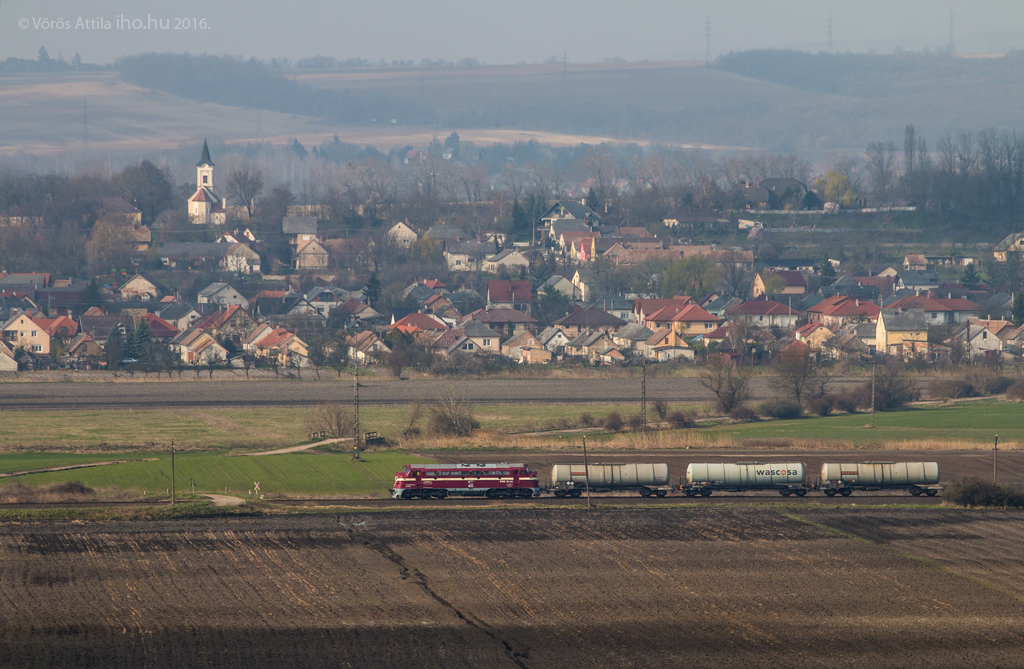 Fehérvárcsurgónál robog rövid vonatával az M61 010-es Székesfehérvár, Várpalota felé (Vörös Attila felvétele)