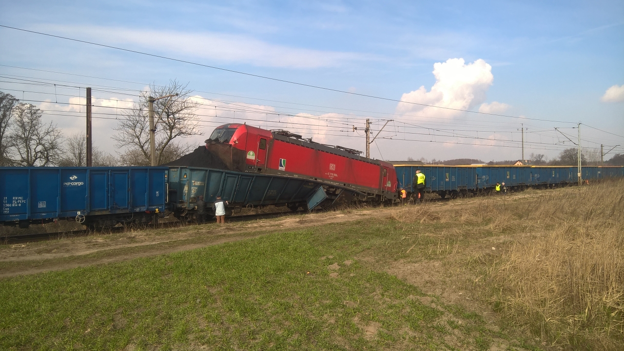 A DB Schenker Rail lengyel leányvállalatának tulajdonában álló Vectron március 24-én este csattant bele egy tehervonatba. A képre kattintva galéria nyílik (fotók: Michal Denys, railpage.net)