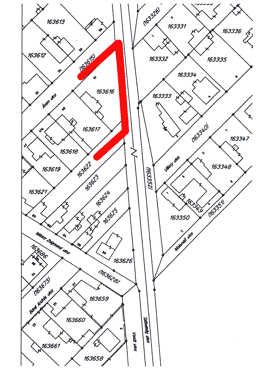 A terület helyszínrajza, a kocsibejárót a 163622 helyrajzi számú telek megosztása miatt alakították ki, a piros csíkkal jelzett útvonalon<br>(forrás: XIX. kerületi önkormányzat)