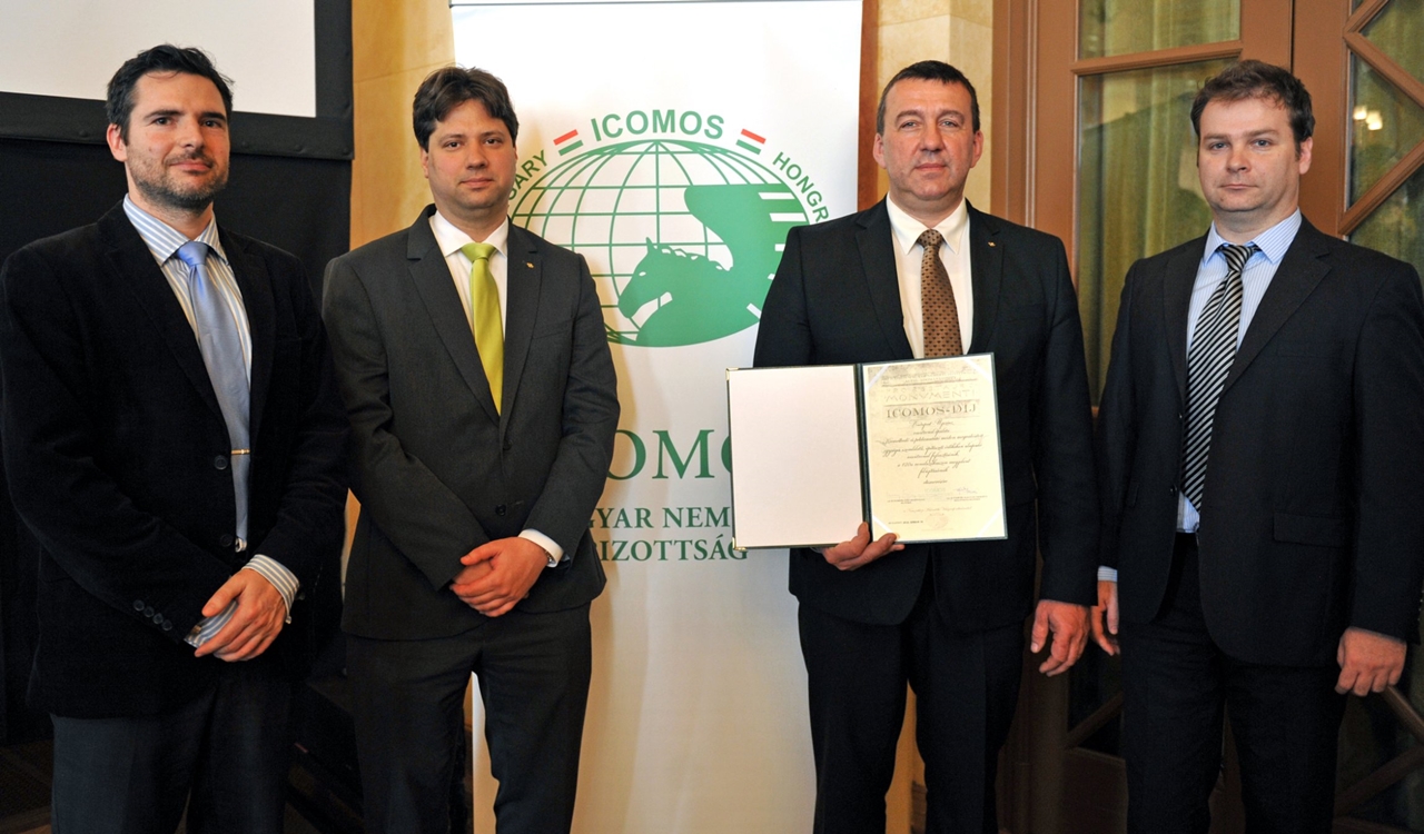 A 120a számú vasútvonal állomásfelújításaival a MÁV nyerte el a 2016-os Icomos-díjat. A képre kattintva galéria nyílik