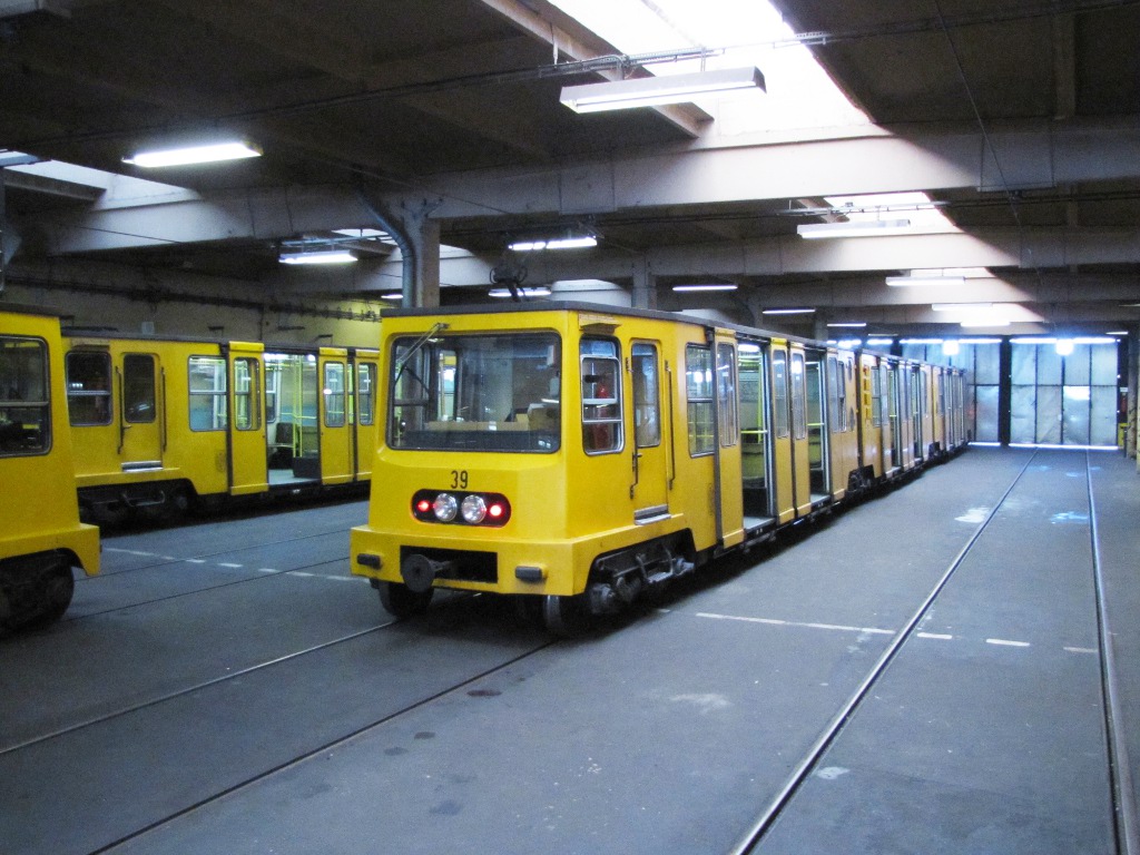 A szabványtól eltérő, 2,65 méter belmagasságú alagút speciális járműveket követel. A kisföldalattin az 1970-es évek óta közlekedő Ganz-motorvonatokat is méretre kellett szabni (fotó: BKK)