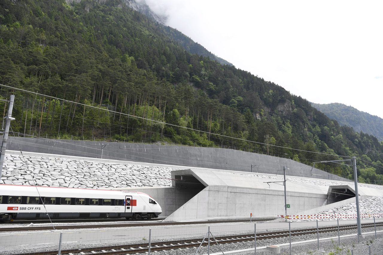 A két egyvágányos alagútból álló új bázisalagút körülbelül egy órányi menetidőt spórol meg a nagysebességű nemzetközi vonatoknak (fotók: Daily Mail)