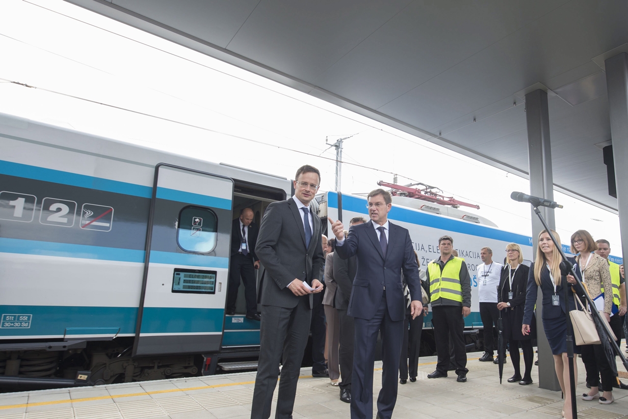 Szijjártó Péter külgazdasági és külügyminiszter és Miro Cerar szlovén miniszterelnök (középen, b-j) a Pragersko-Őrihodos (Hodos) közötti villamosított vasúti szakasz 2016. június 10-i avatásán. A képre kattintva galéria nyílik. (fotók: Külgazdasági és Külügyminisztérium/Burger Zsolt)