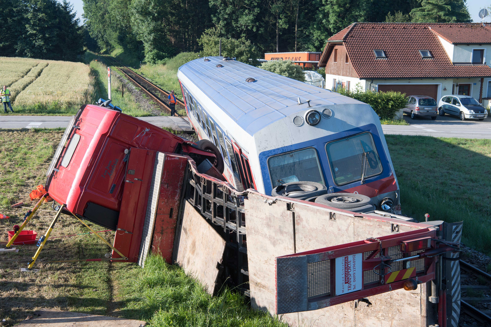 Az ÖBB 5047 074-es Jenbachere elé ment ki egy kamion Sattledtnél, az eredmény öt könnyebb és egy súlyos sérült (fotó: fotokerschi.at)