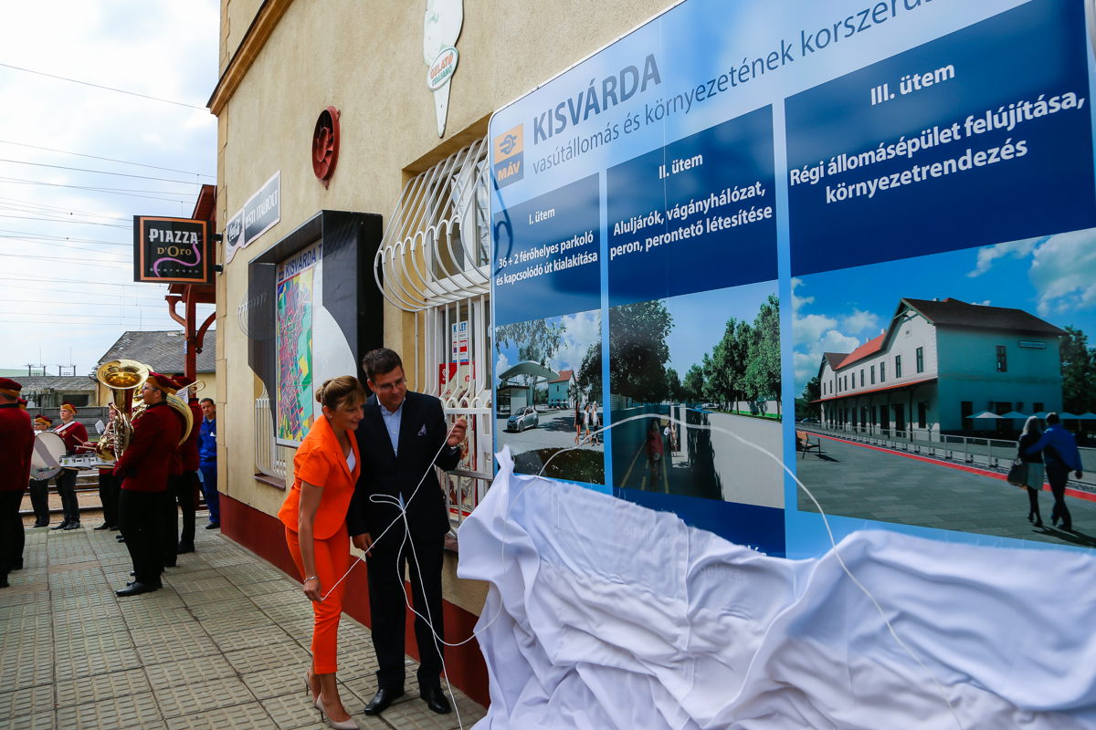 Dávid Ilona, a MÁV Zrt. elnök-vezérigazgatója leplezi le a kisvárdai vasútállomás felújításának nyilvános tervezetét 2016. július kilencedikén a helyszínen. A képre kattintva galéria nyílik. (fotó: MÁV Zrt.)