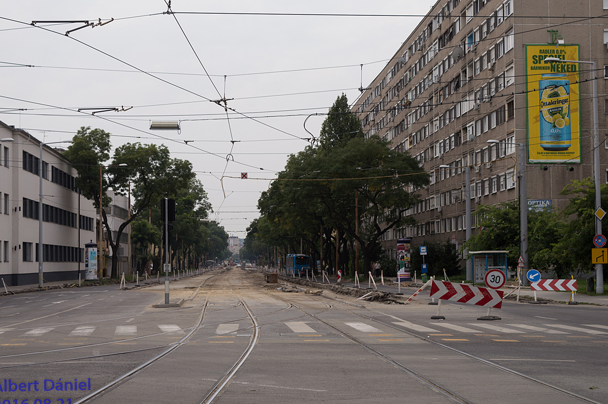 Etele út–Fehérvári út kereszteződés, az 1-es villamos végállomásánál<br>A képre kattintva fotógaléria nyílik<br>(Albert Dániel felvételei)