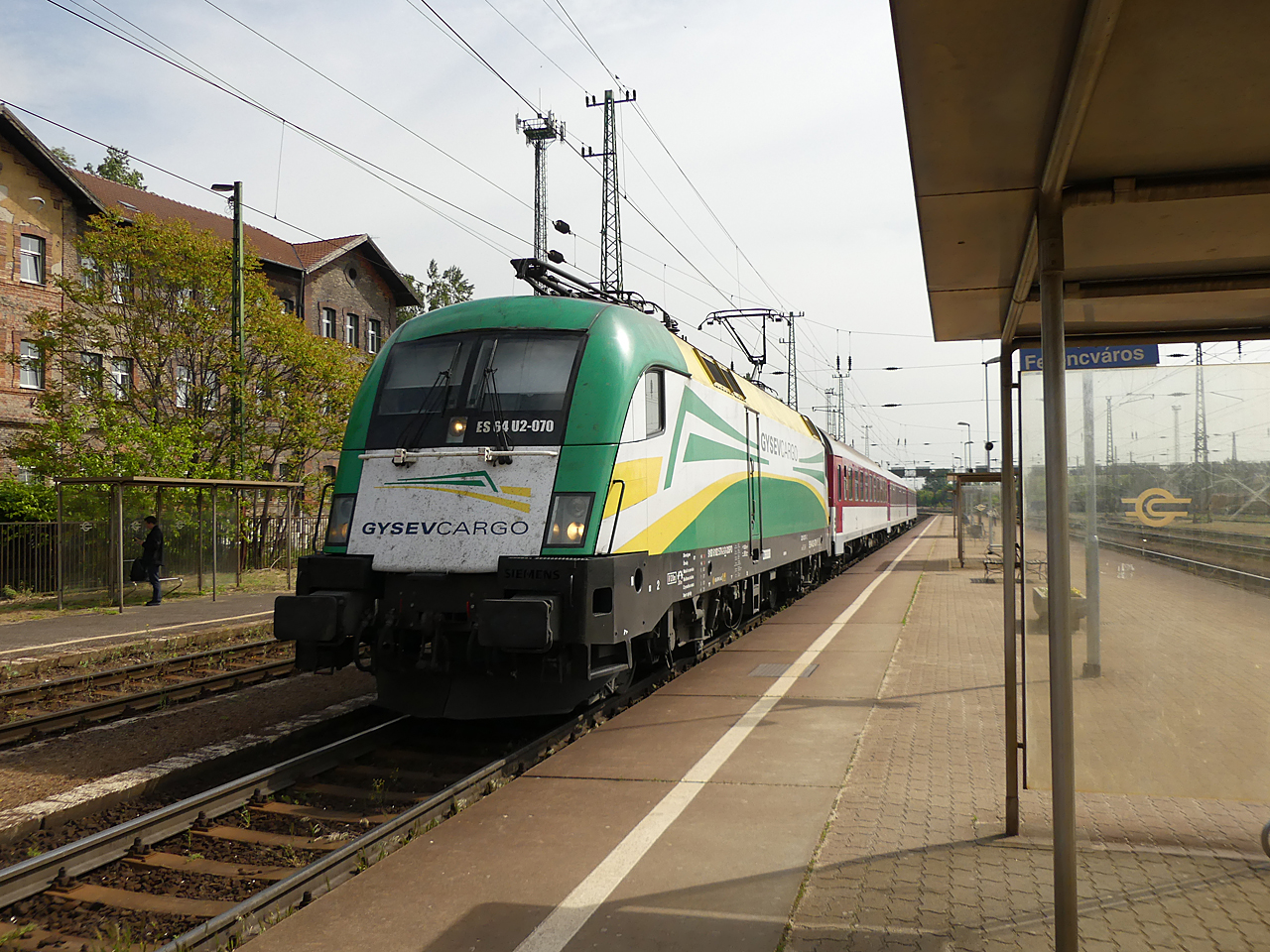 Néha ablakos vonatokkal is láthattuk a bérelt gépet (fotó: Kemsei Zoltán)