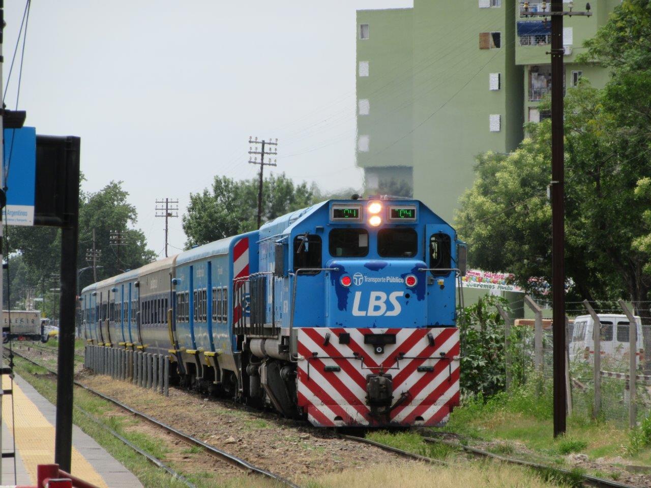 Az MF 704-es dízelmozdony egy elővárosi vonattal a nyugati előváros La Matanzában. A képre kattintva Günter Mackinger felvételeiből készült galéria nyílik