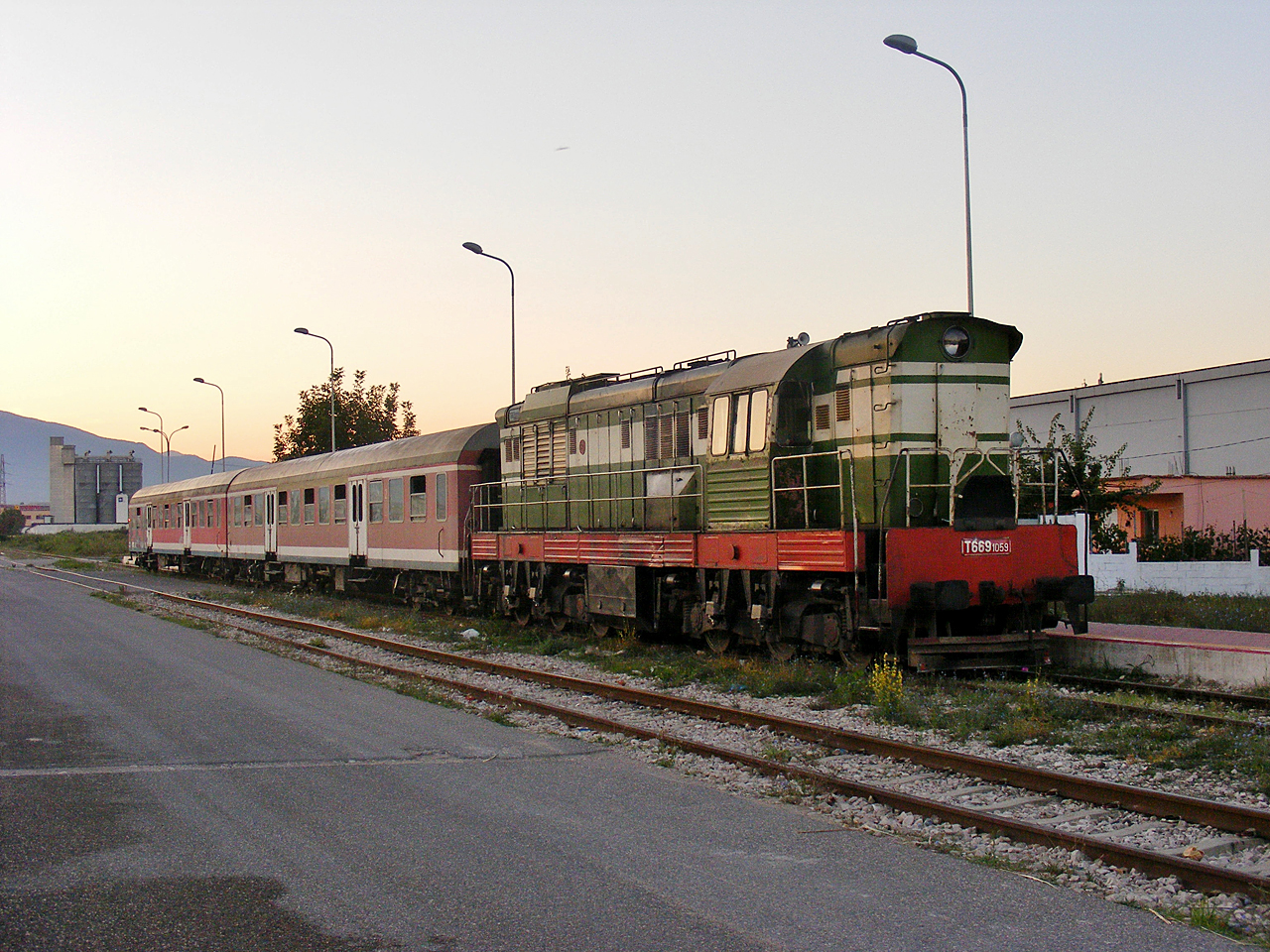 Úgy tudtuk, a vonat 6.10-kor indul Librahzdba, aztán kiderült, hogy csak Durrësig közlekedik 7.30-kor indulva, végül 8.30-kor indult el, mert a korábbi vonatot törölték