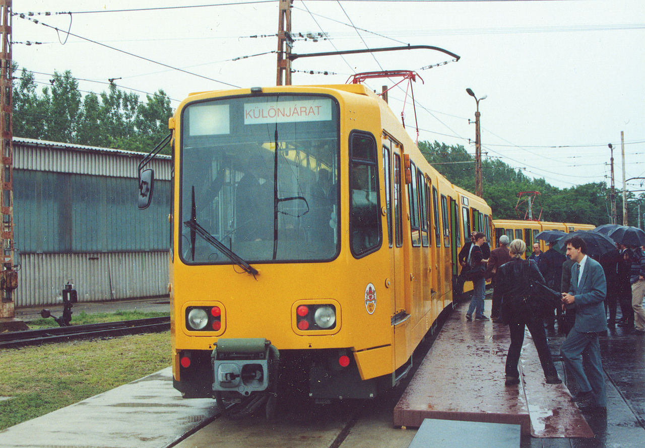 Az első kocsik érkezése a Fehér úti főműhelybe (forrás: VEKE-archívum)