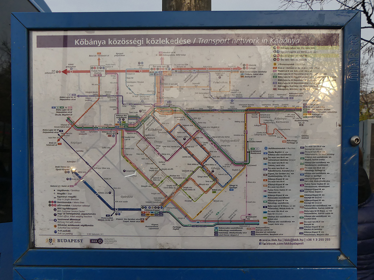 Az egyes kerületek közlekedési hálózatát ábrázoló térképeket tettek ki több megállóba a közelmúltban (fotó: Kemsei Zoltán)
