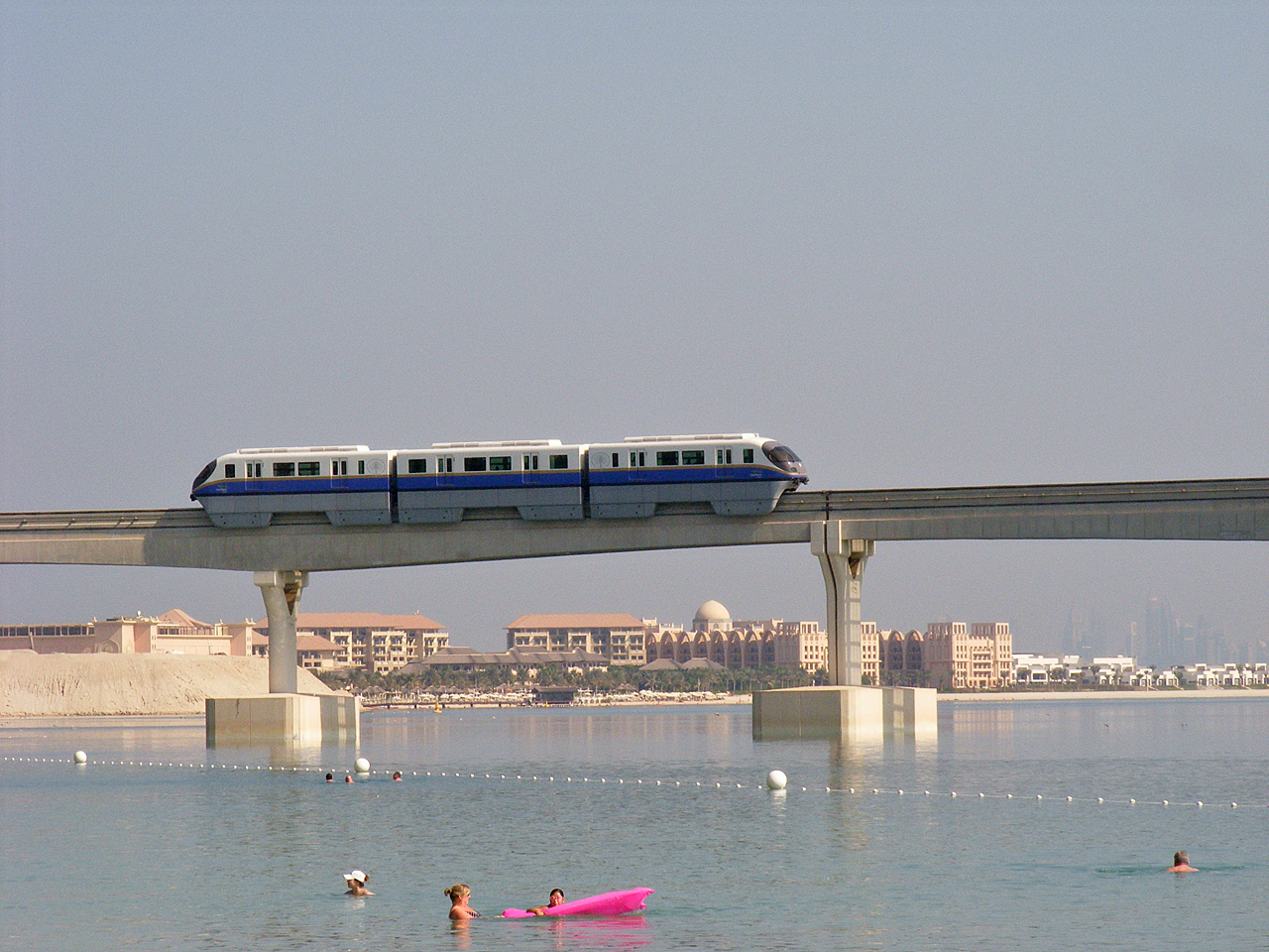 Monorail halad a Pálma-szigeten található Atlantis hoteltől a város felé