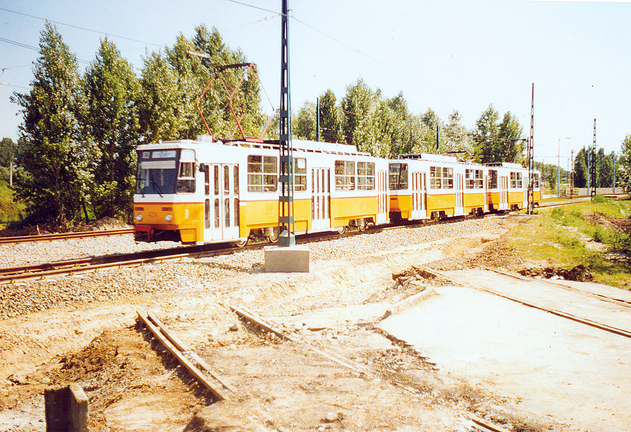 14-es villamos halad a már meghosszabbított útvonalon, mellette a régi káposztásmegyeri végállomás maradványai látszanak (a képek forrása: VEKE-archívum)