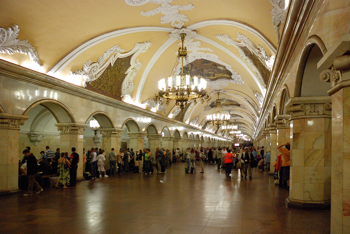 Az orosz főváros Komszomolszkaja megállójának grandiózus utascsarnoka inkább egy pályaudvarra vagy egy palotahallra emlékeztet (fotó: Wikipedia)
