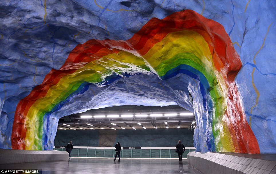 „Somewhere over the rainbow...” A stockholmi metró megállóinak kinézete számos művészeti stílust és kifejezésmódot vegyít (forrás: Daily Mail)